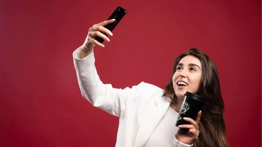 50MP Selfie Camera Phones: Vlogging करने के लिए बेस्ट रहेंगे ये फोन, मिलेगा 50MP फ्रंट कैमरा