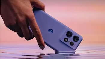 50MP मेन, 50MP सेल्फी  कैमराऔर 4500mAh बैटरी के साथ आया Motorola Edge 50 Pro 5G, फोटो में देखें फर्स्ट लुक
