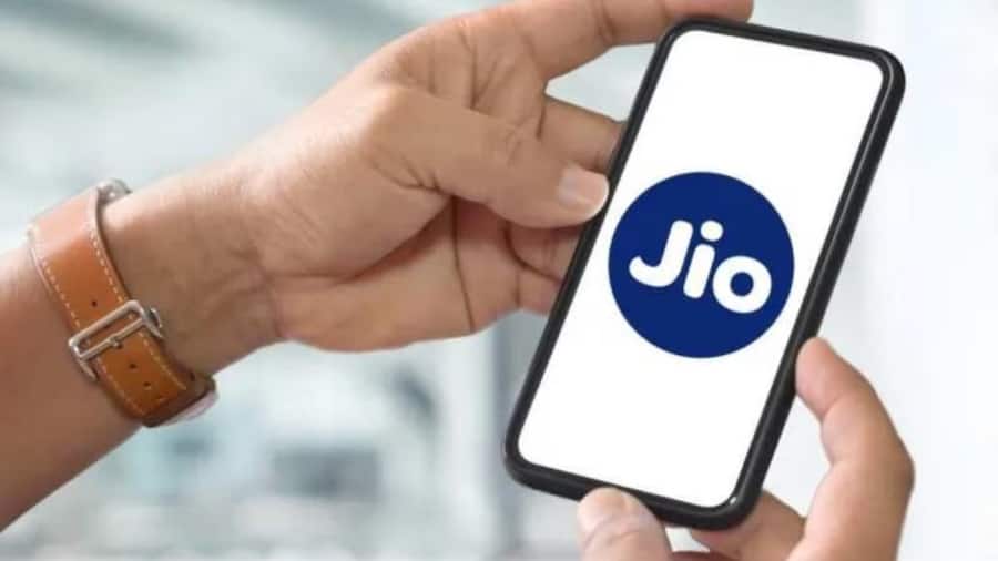 Jio Recharge: जियो के बेस्ट प्रीपेड प्लान, फ्री मिलेगा Disney+ Hotstar और Zee5 का सब्सक्रिप्शन If your Jio mobile number is issued using someone else's Aadhaar, you may need to re-verify the number.