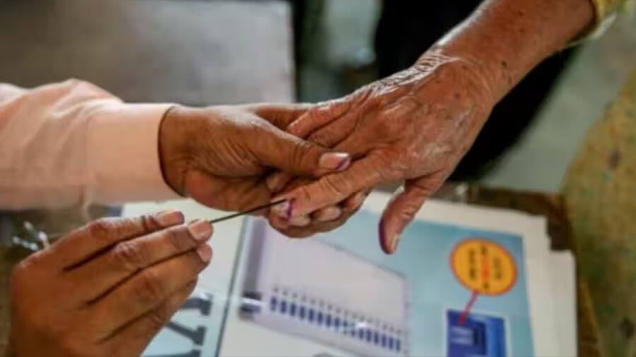 Lok Sabha Election 2024: घर बैठे ऑनलाइन देखें कहां पड़ेगा आपका पोलिंग बूथ, जानें आसान तरीका vote
