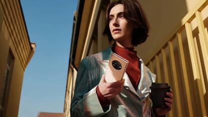 Amazon Offers: फोल्ड-फ्लिप स्मार्टफोन पर भारी डिस्काउंट, बिना समय गवाए उठाएं ऑफर का फायदा