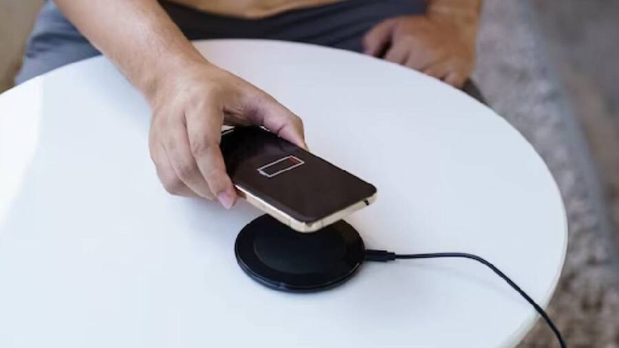 Wireless Charging Phones: वायरलेस चार्जिंग वाले फोन हुए सस्ते, बिना केबल के हो जाएंगे चार्ज Wireless Charging Phones