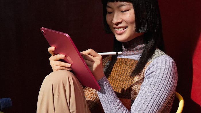 Amazon is selling iPads at discounted prices.
