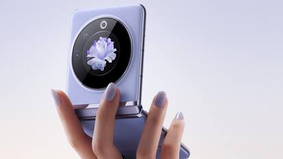 Amazon Deal on Flip Smartphones: महंगे फ्लिप फोन की कीमतें हुई कम, खरीदने के लिए मची लूट