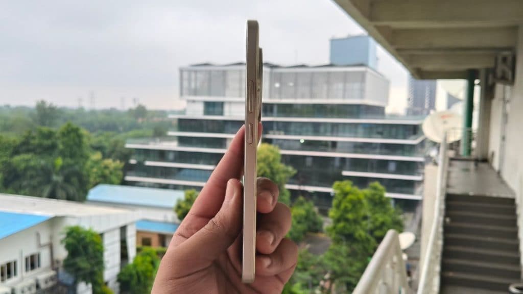 Realme 13 plus right side