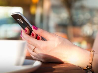 Smartphone Tricks: फोन में कोई नहीं देख पाएगा आपकी पर्सनल फोटो, करें यह छोटा काम