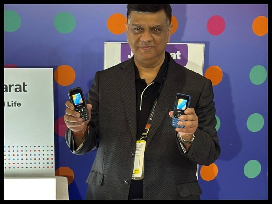 IMC 2024: Jio का धमाका- JioBharat V3 और V4 फोन भारत में लॉन्च, कीमत 2000 से भी कम Jio (1)