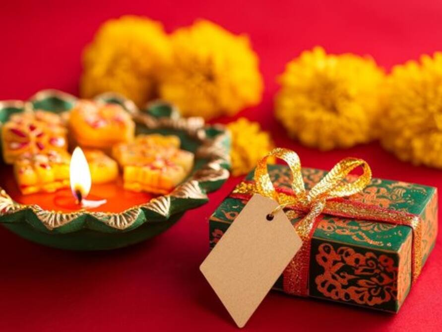 Diwali Gifts: इस दिवाली अपनों को गिफ्ट करें ये खास गैजेट, आएंगे उनके बहुत काम