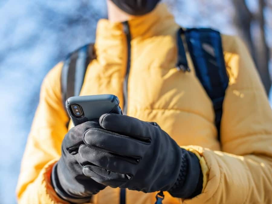 Smartphones Winters Tips: सर्दियों में दस्ताने पहनकर भी चला सकेंगे स्मार्टफोन, जानें कैसे Phones (4)