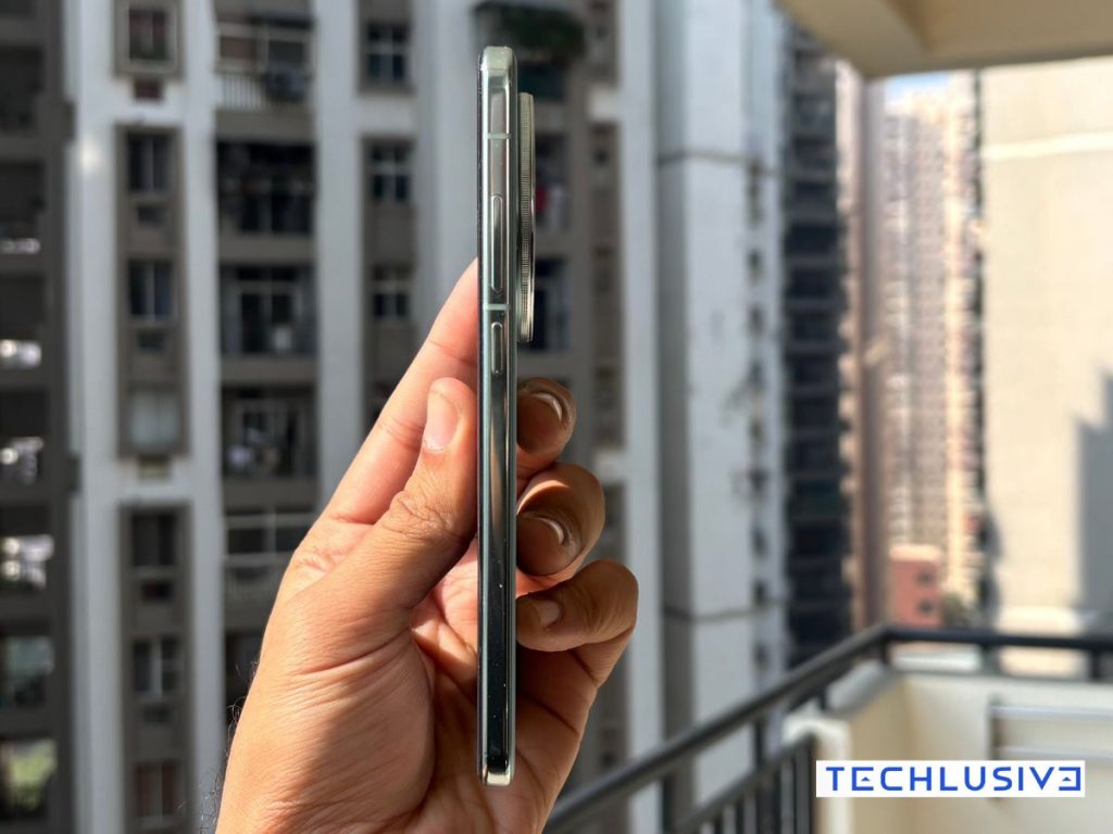 Vivo X200 right side