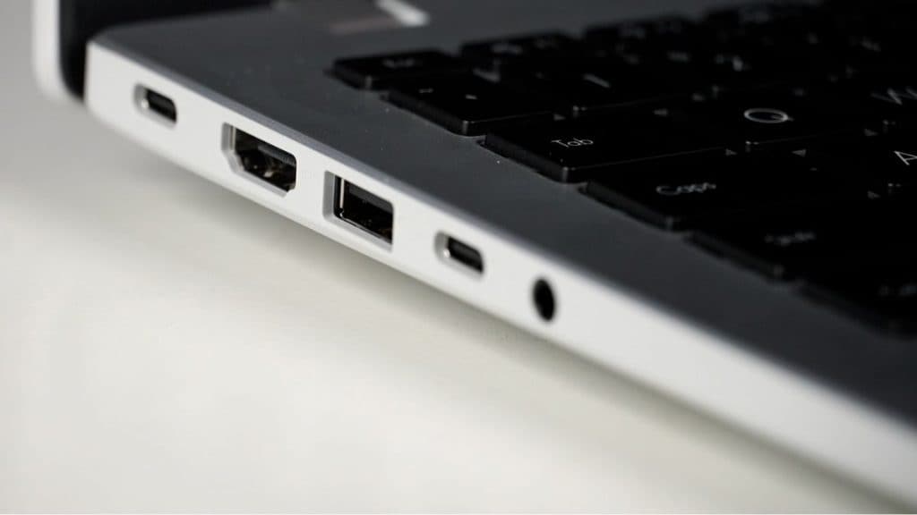 Asus Vivobook 16 left side
