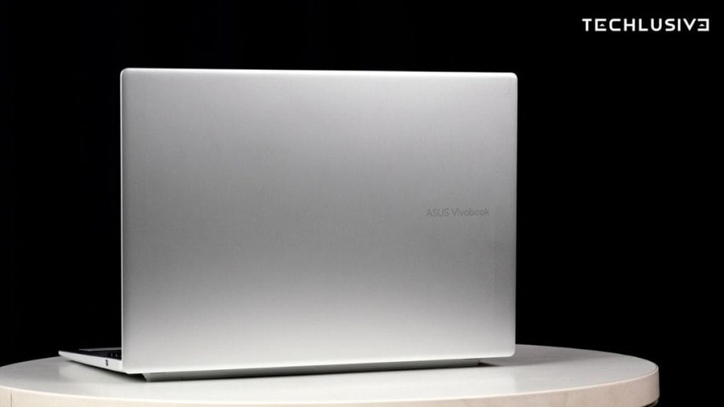 Asus Vivobook 16 lid open