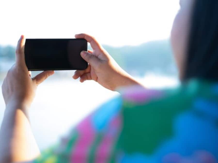 Smartphone Camera Tips: फोन से फोटो क्लिक करते वक्त याद रखें 5 बातें, नहीं तो खराब हो जाएगी तस्वीर pic (5)