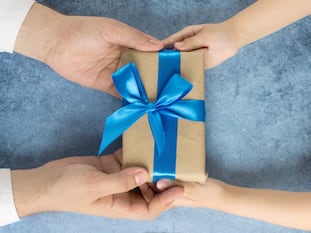 Father's Day Gift ideas: अपने पापा को गिफ्ट करें ये स्मार्टफोन, काम आने के साथ चेहरे पर लाएंगे मुस्कान