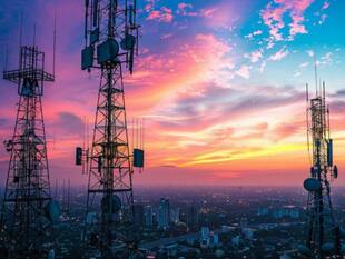 Which Telecom Giant Wins in the Rs 300 Range? Jio, Airtel, and Vodafone Idea Prepaid Plans Analyzed