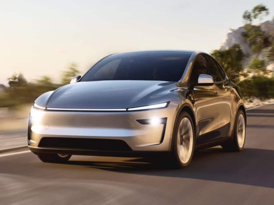 Tesla Model Y India Launch: टेस्ला का भारत में सफर शुरू, हाई-टेक फीचर्स से लैस, iPhone से होगी कंट्रोल Tesla