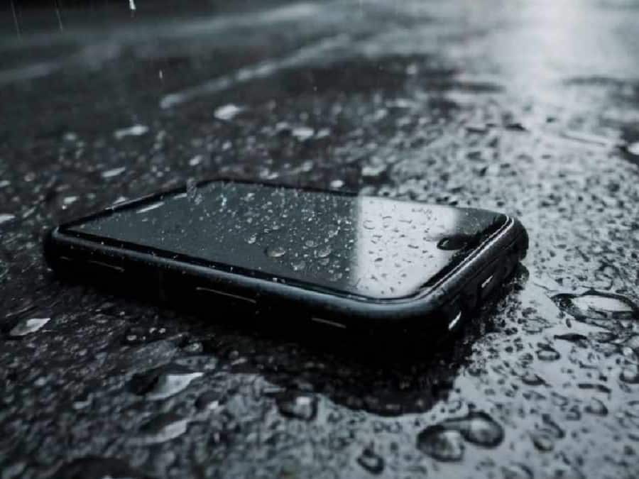 बारिश में भीग गया आपका स्मार्टफोन, न लें टेंशन, बचाने के लिए अपनाएं ये Tips phone