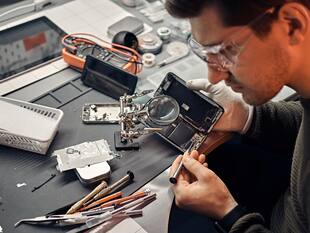 सर्विस सेंटर में फोन देने से पहले जरूर करें ये काम, कभी नहीं पड़ेगा पछताना