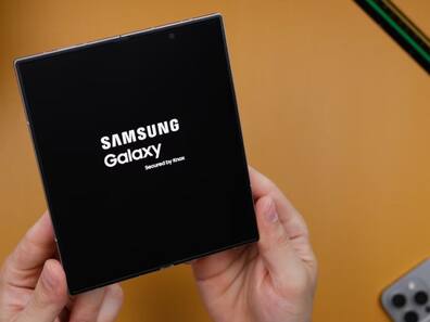 Samsung Takes Fresh Dig At Apple Over Foldable iPhones And AI Features