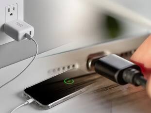 बारिश में ये फोन चार्ज करते वक्त न करें ये गलती, हो सकता है बड़ा हादसा!