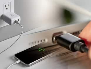 बारिश में ये फोन चार्ज करते वक्त न करें ये गलती, हो सकता है बड़ा हादसा!