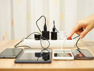 क्या आप भी फोन का चार्जर या घर की और भी चीजें प्लग में लगी छोड़ देते हैं? तुरंत बंद कर दें ये आदत, पड़ सकता है महंगा