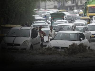 बरसात में घंटों जाम में फंसने से बचना चाहते हैं? इन 5 तरीकों से मिलेंगे ट्रैफिक-फ्री रास्ते