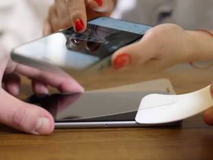 फोन में टेम्पर्ड ग्लास लगवाने के बाद टच ठीक से काम नहीं कर रहा? इस सेटिंग के बाद स्क्रीन हो जाएगी सुपर स्मूद