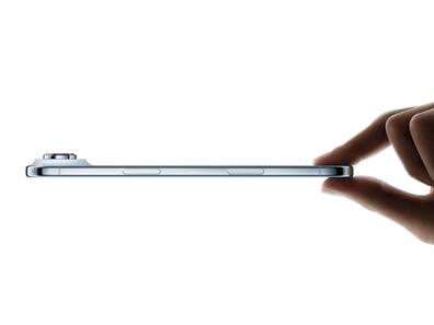 Why Smartphone Makers Are Suddenly Backing Away From Super-Thin Designs