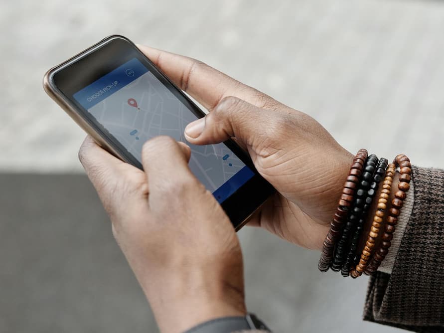 भारत सरकार के फोन ट्रैकिंग प्रस्ताव पर छिड़ी बहस, Apple और Google ने किया विरोध