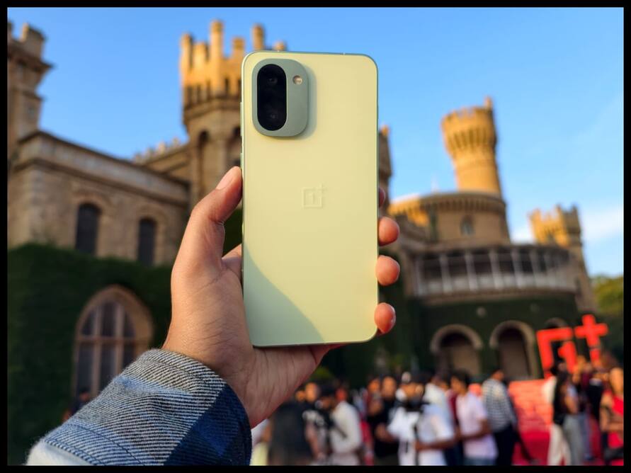 7400mAh बैटरी, Snapdragon 8 Gen 5 चिप और 165Hz डिस्प्ले के साथ OnePlus 15R भारत में लॉन्च, स्टाइलिश लुक ने लूटी महफील