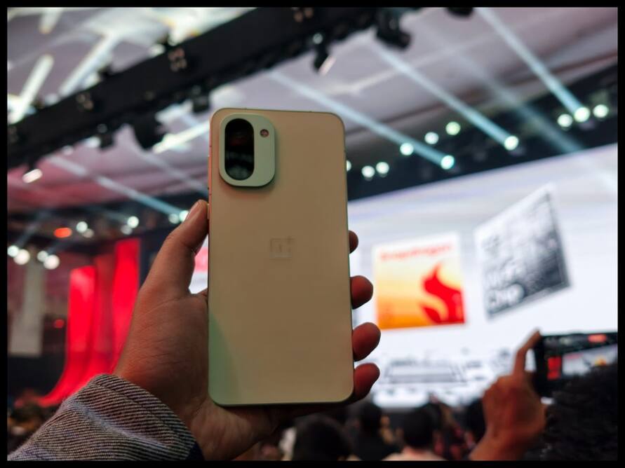 OnePlus 15T के लॉन्च से पहले ही डिस्प्ले, कैमरा और बैटरी डिटेल्स हुए लीक, जानें क्या-क्या होगा खास