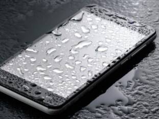 बारिश में भीग गया आपका स्मार्टफोन, सुखाने के लिए तुरंत करें ये काम