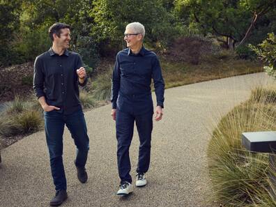 Apple में ऐतिहासिक बदलाव, Tim Cook ने छोड़ा CEO का पद, अब John Ternus संभालेंगे कमान