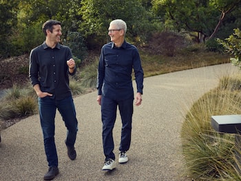 Apple में ऐतिहासिक बदलाव, Tim Cook ने छोड़ा CEO का पद, अब John Ternus संभालेंगे कमान