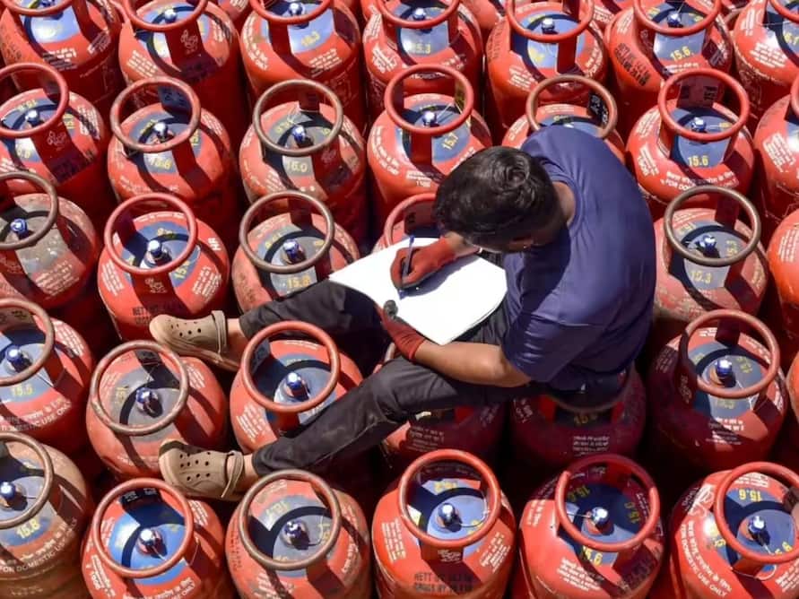 LPG e-KYC Online: मिनटों में घर बैठे कर लें ई-केवाईसी, वरना गैस सिलेंडर मिलने में होगी दिक्कत