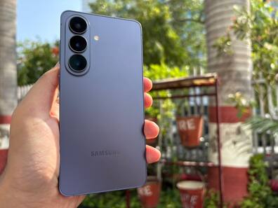 Samsung Galaxy S26 Review: कॉम्पेक्ट डिजाइन और फ्लैगशिप परफॉर्मेंस का बेहतरीन मेल, यहां पड़ गया कमजोर