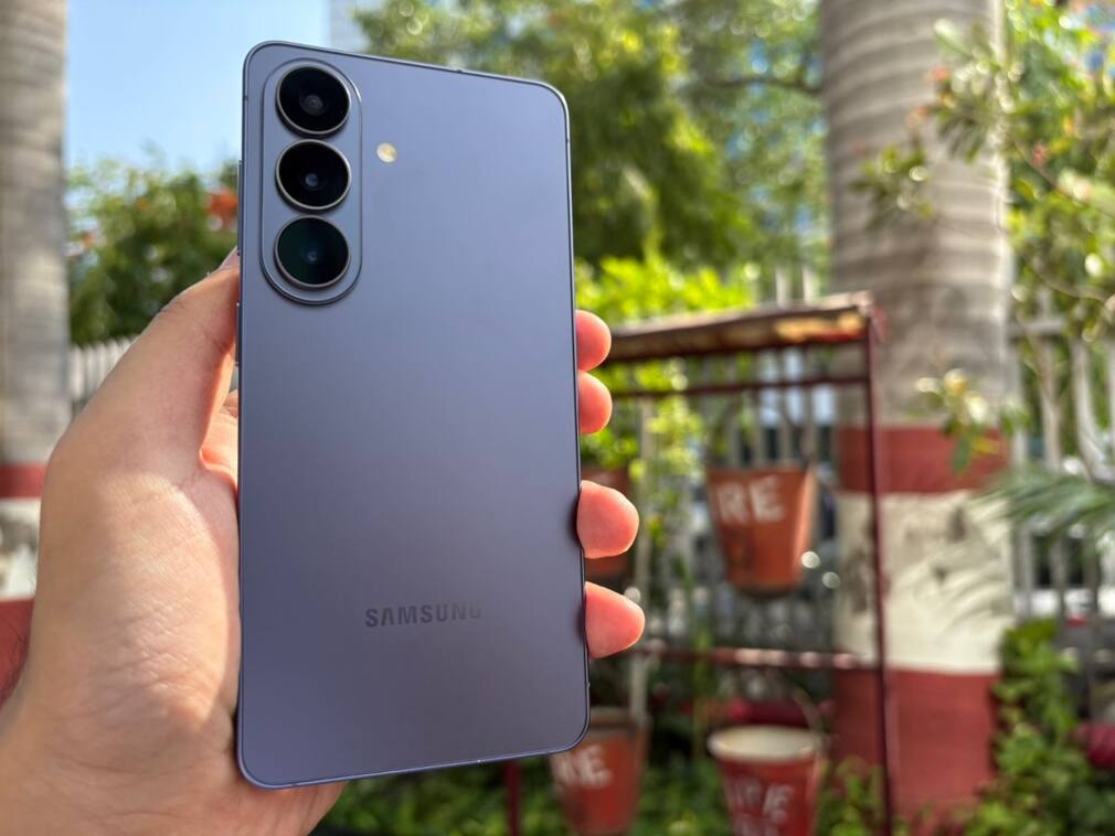 Samsung Galaxy S26 Review: कॉम्पेक्ट डिजाइन और फ्लैगशिप परफॉर्मेंस का बेहतरीन मेल, यहां पड़ गया कमजोर