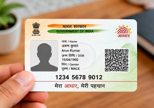 Aadhaar PVC Card: मात्र 75 रुपये में घर बैठे बनवाएं ATM जैसा सॉलिड आधार कार्ड, न गलेगा न फटेगा