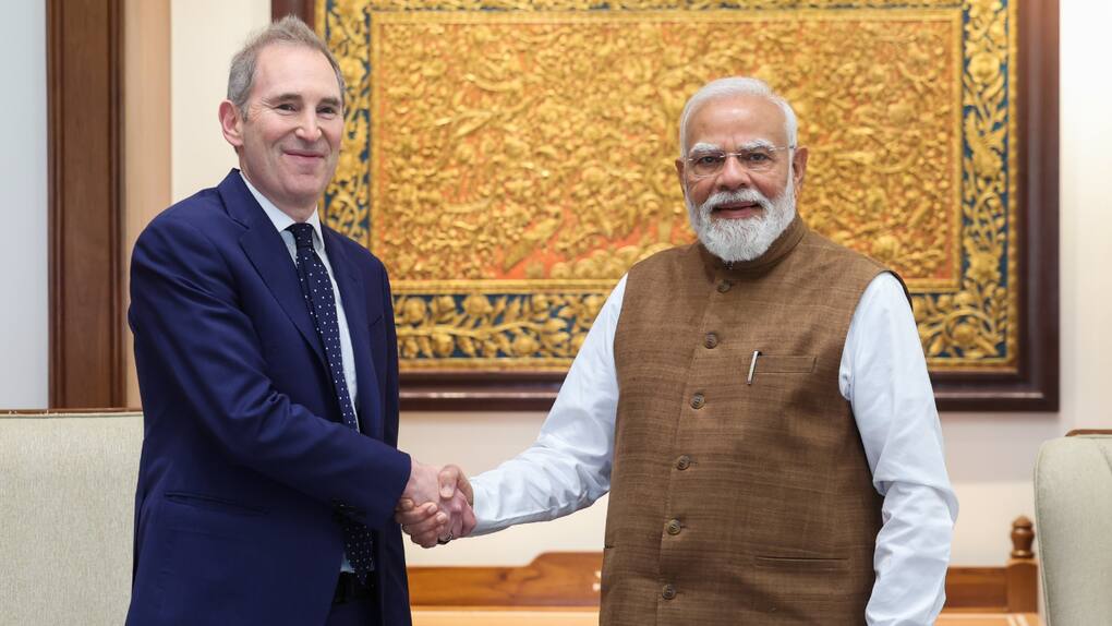 PM Modi meets Amazon CEO